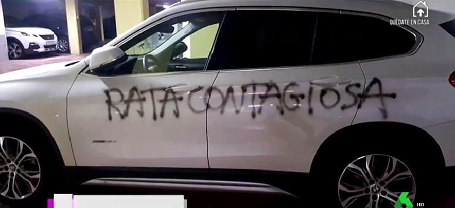 Pintada en el coche de una ginecóloga de Barcelona. 