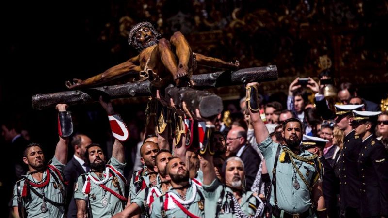 Miembros de la Legión portando al Cristo de la Buena Muerte en la Semana Santa de Málaga Miembros de la Legión portando al Cristo de la Buena Muerte en la Semana Santa de Málaga