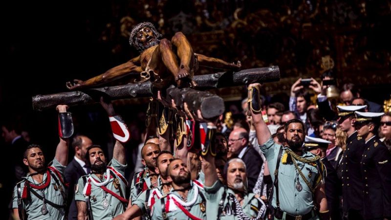 Miembros de la Legión portando al Cristo de la Buena Muerte en la Semana Santa de Málaga