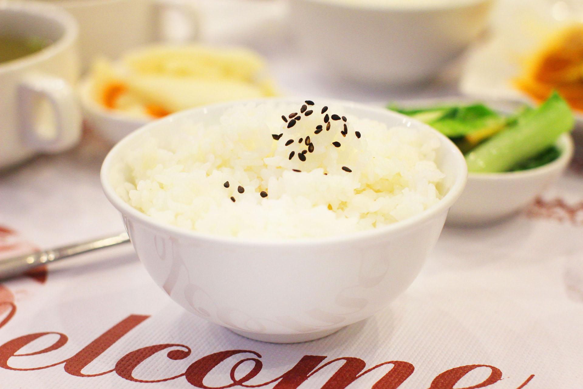 Recetas en microondas: Arroz blanco adornado con semillas de sésamo