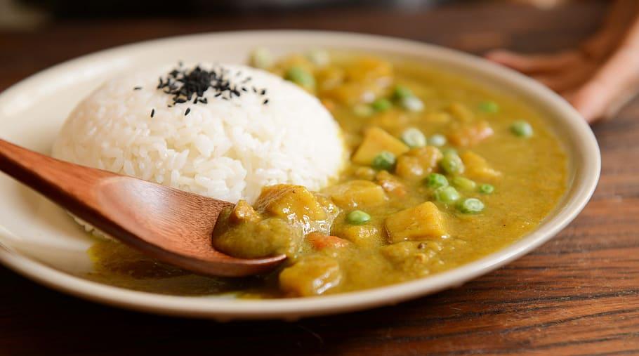 Recetas en microondas: Pollo al curry acompañando con arroz blanco 