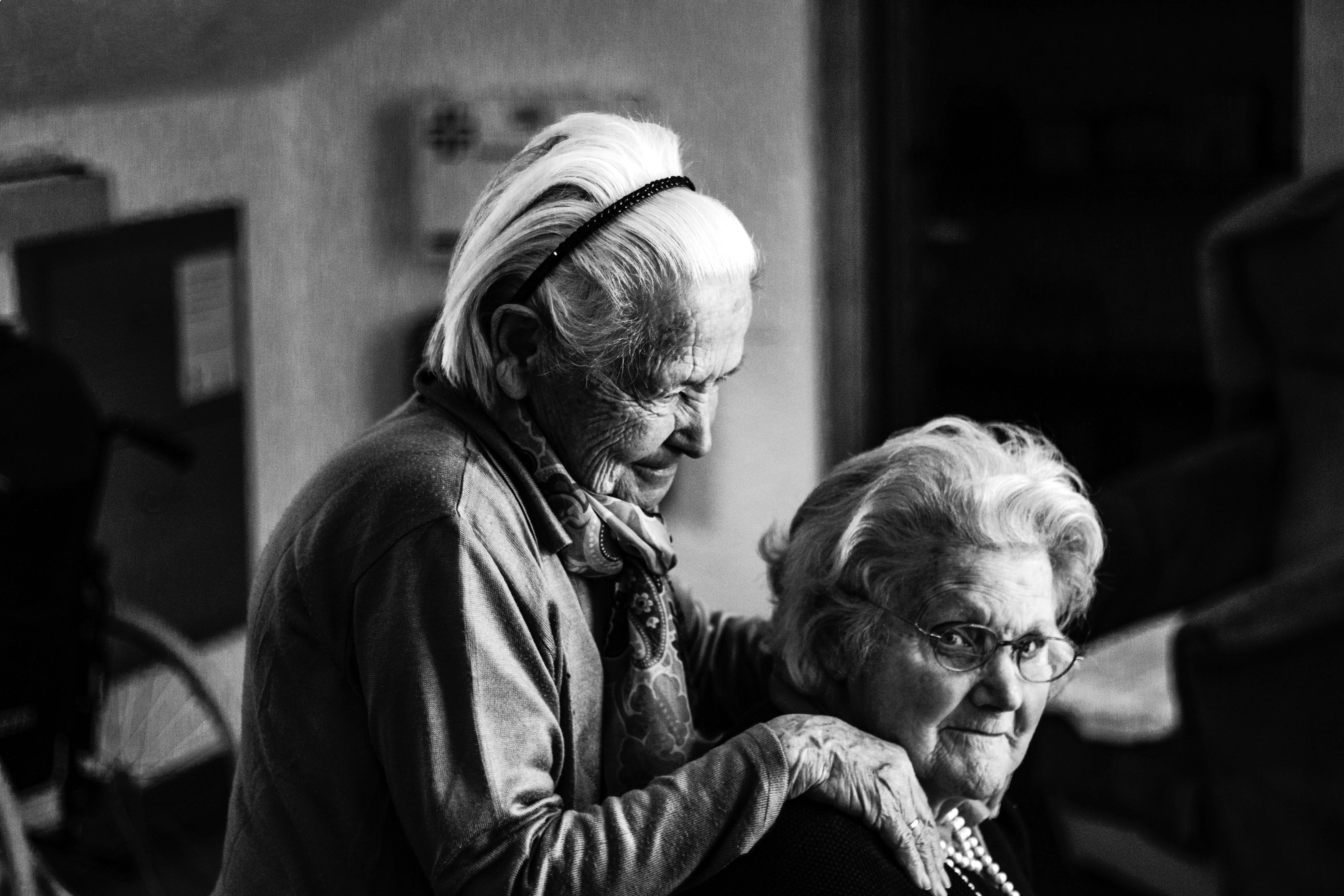 Dos mujeres mayores. Eberhard Grossgasteiger para Unsplash