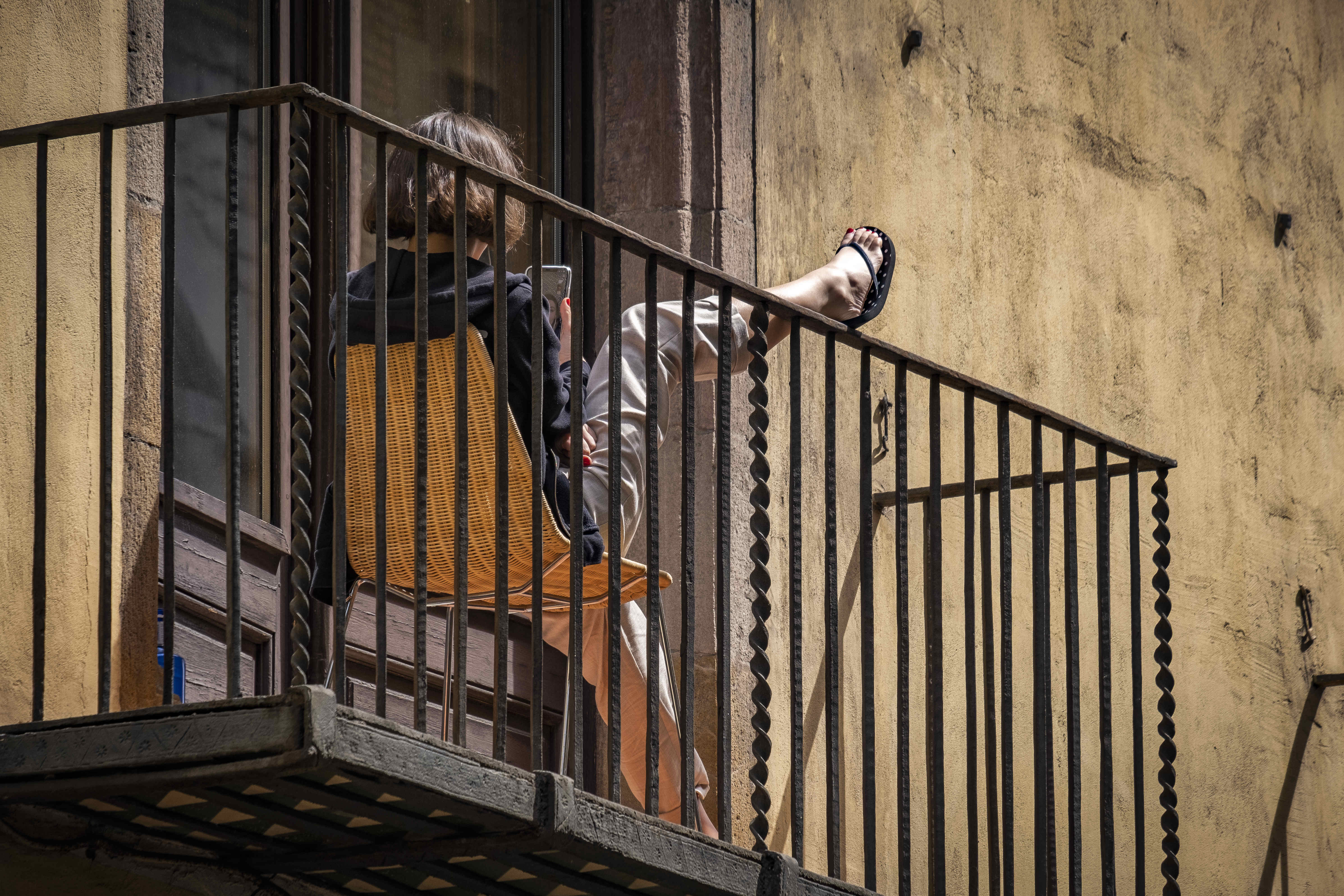 Una mujer en el balcón de su casa en Barcelona - Europa Press