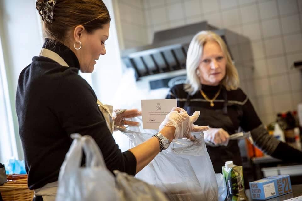 La princesa Victoria prepara cajas de alimentos durante el coronavirus