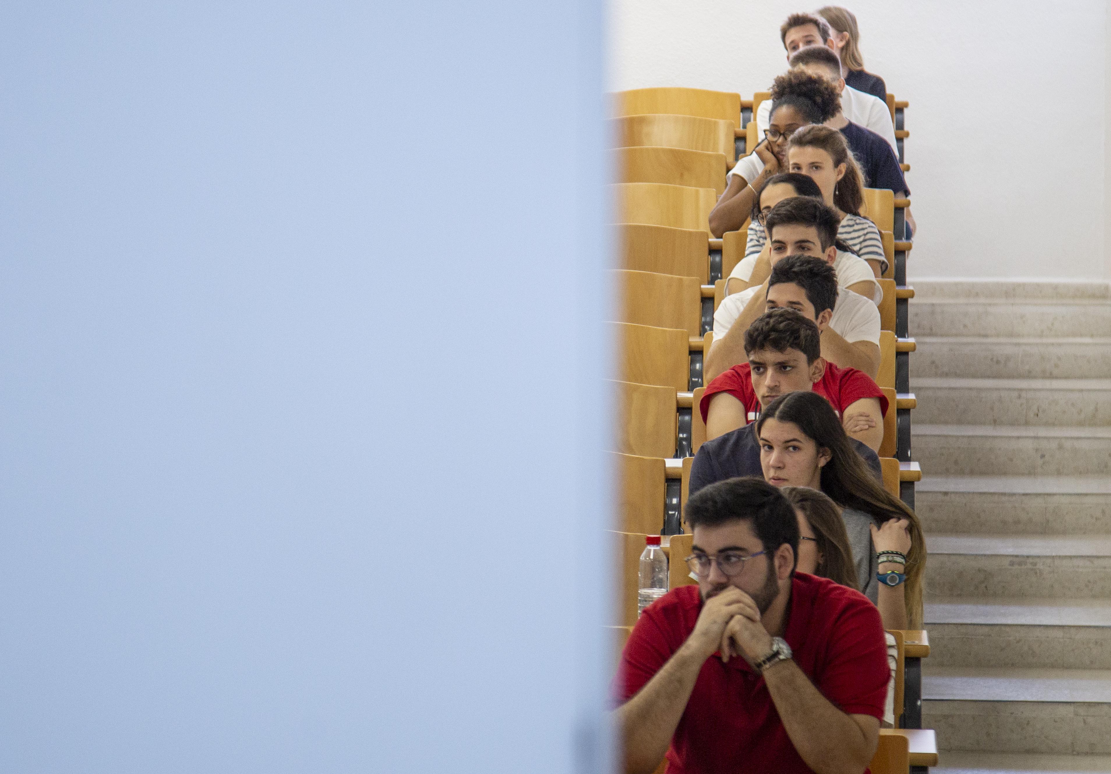 Alumnos examinándose de las pruebas de acceso a la universidad en septiembre, Facultad de Matemáticas