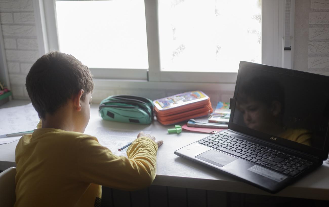 Un niño estudia en su casa