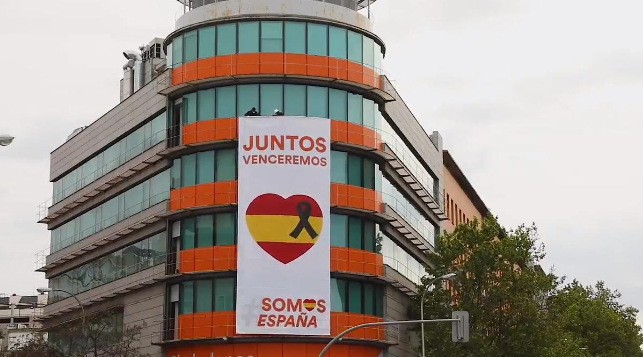 Imagen de la sede nacional de Ciudadanos con la pancarta en apoyo a las víctimas del coronavirus. Fuente: Twitter.