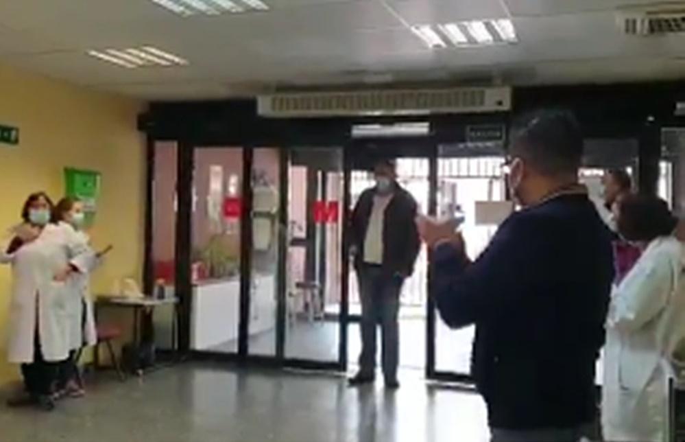 Imagen del vídeo del homenaje al taxista que traslada a pacientes al hospital de forma gratuita