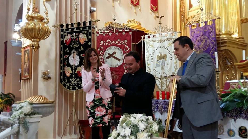 Alfonso Alburquerque (centro), cura de Archena (Murcia) en una imagen de archivo. Fuente: Facebook.