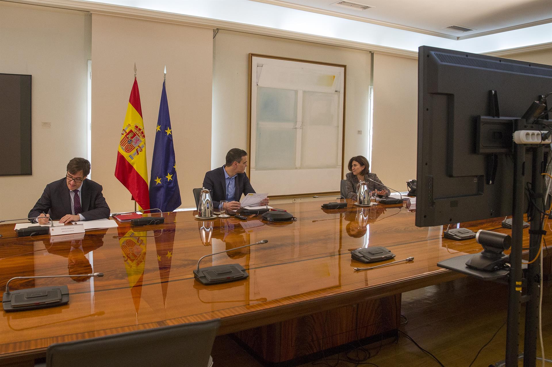 El ministro de Sanidad, Salvador Illa; el presidente del Gobierno, Pedro Sánchez;, se reúnen por videoconferencia con el Comité Científico del Covid-19