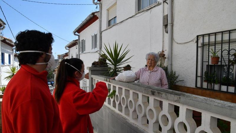 En el marco del plan Cruz Roja Responde, la Fundación ”la Caixa” y la Cruz Roja en Cataluña, impulsan una acción para cubrir las necesidades básicas de las personas mayores repartiendo 2.500 lotes de productos para l