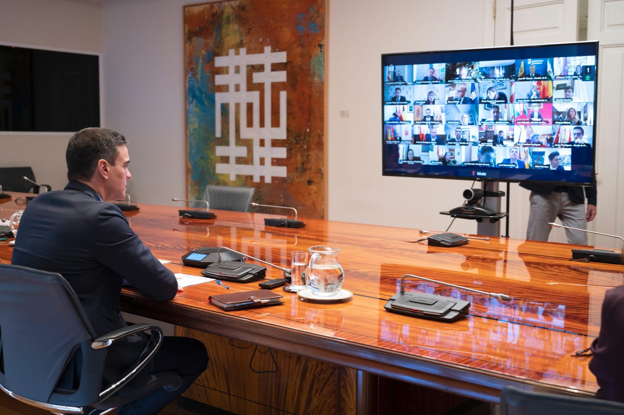 Pedro Sánchez reunido con los presidentes regionales por videoconferencia