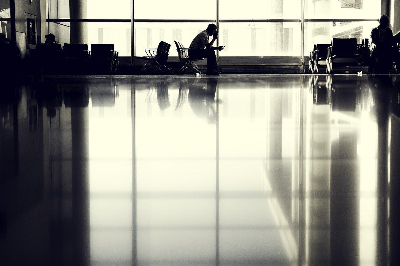 Una persona esperando en un aeropuerto. Fuente: Pixabay.
