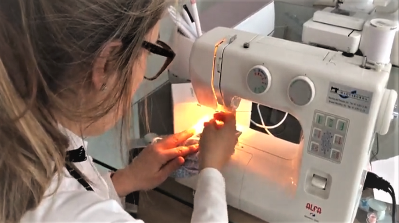 Voluntaria Iberdrola fabricando mascarillas