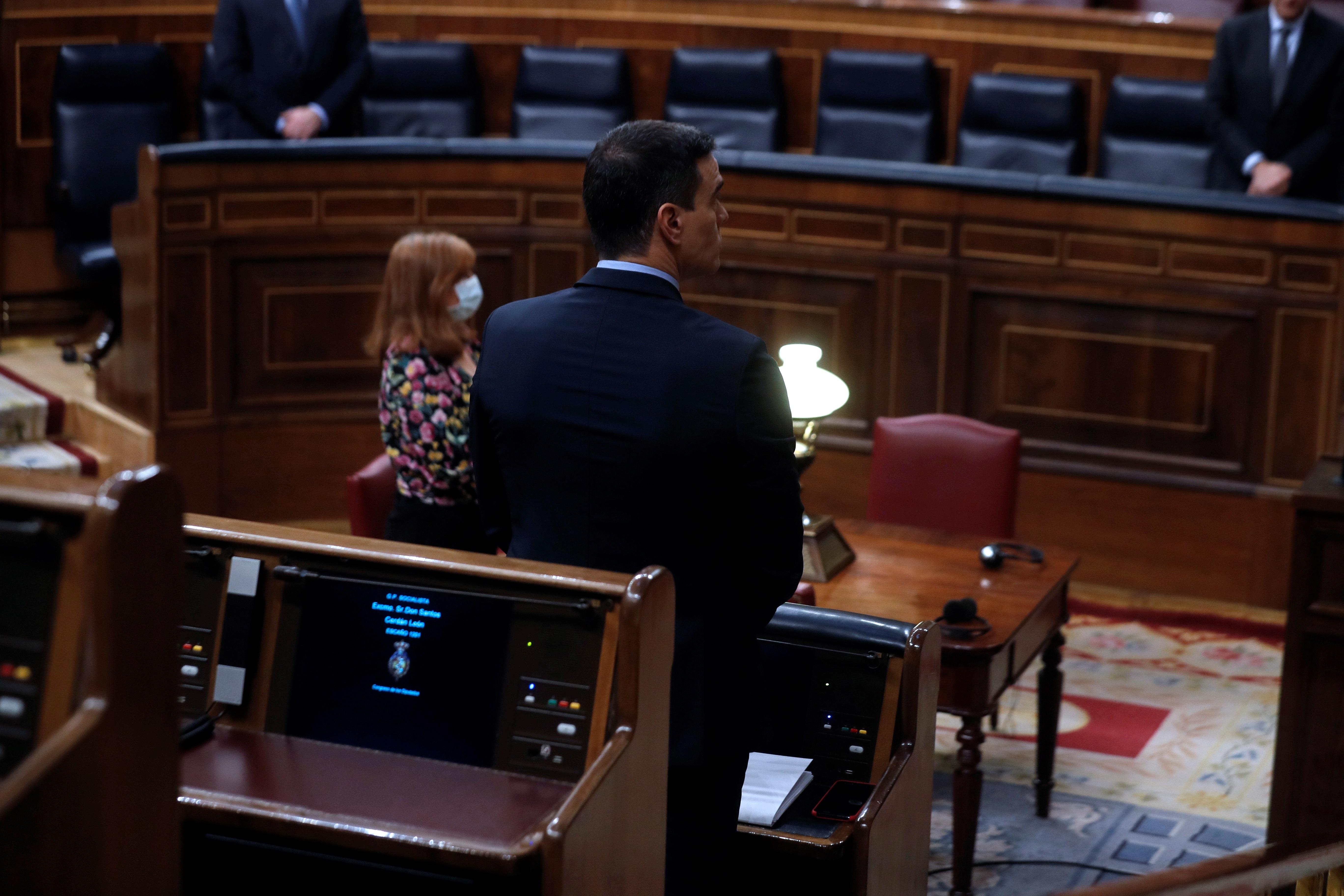 Pedro Sánchez guarda un minuto de silencio por la víctimas de coronavirus en el Congreso. EP