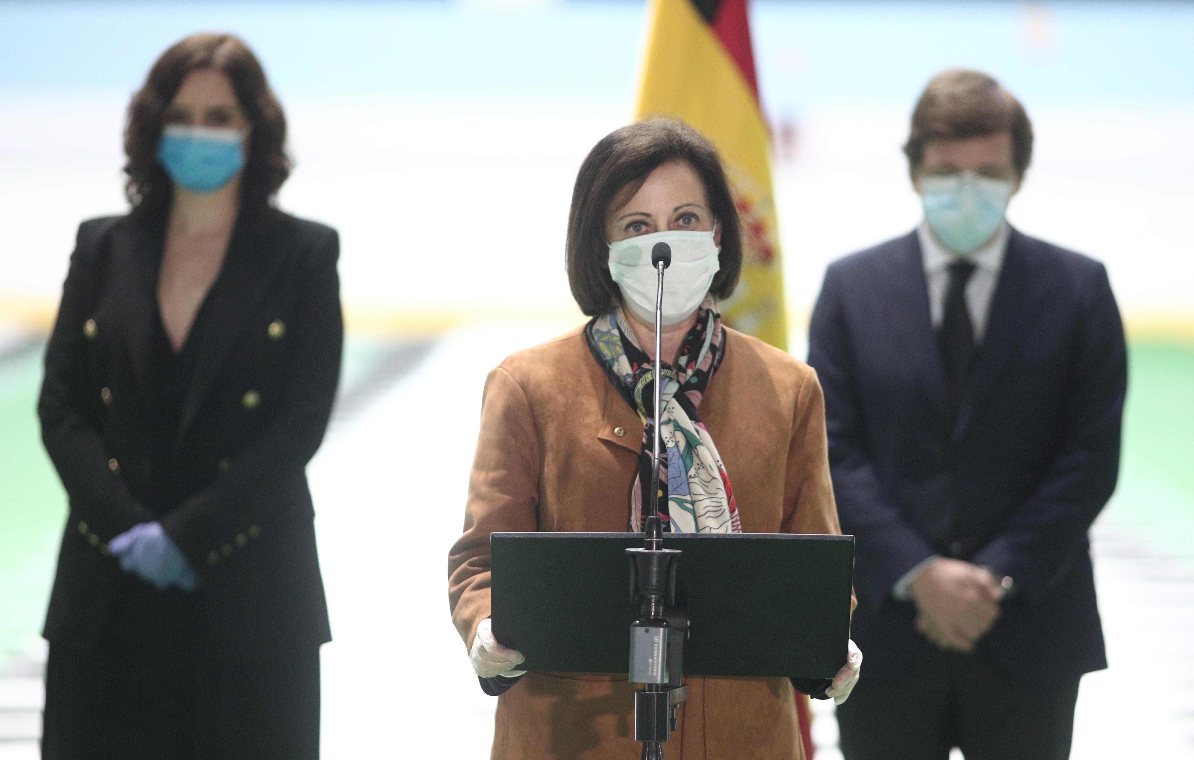 La ministra de Defensa, Margarita Robles, junto a Isabel Díaz Ayuso y José Luis Martínez Almeida