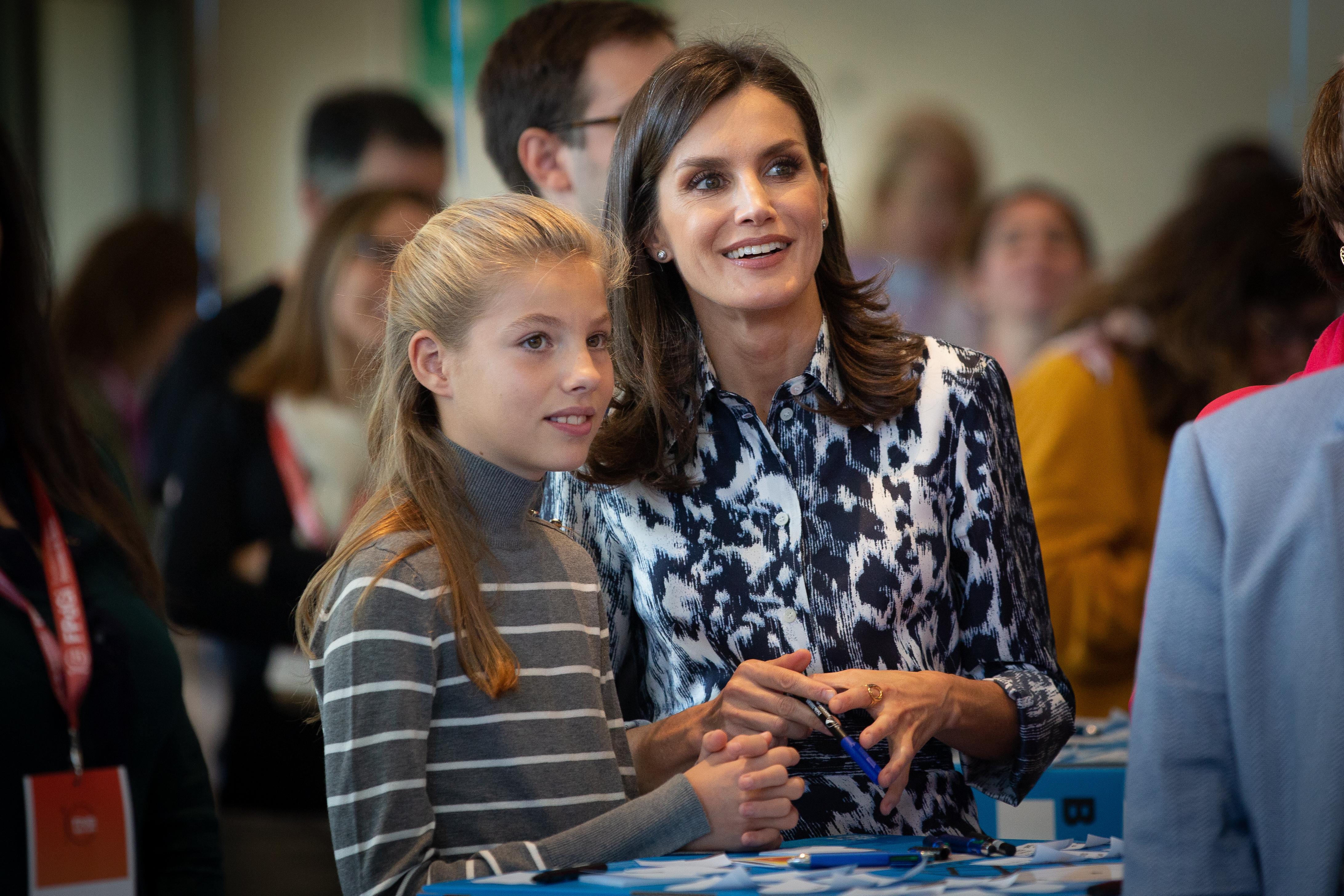 La Reina Letizia, junto a su hija, la Infanta Sofía, durante la jornada 'El talento atrae el talento'. Europa Press.