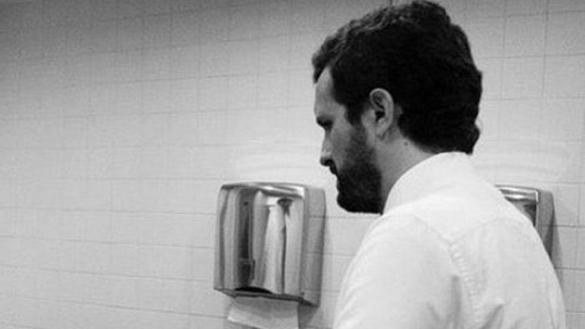 La inexplicable fotografía de Pablo Casado en el baño