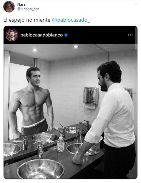 Meme de la foto de Pablo Casado en el baño