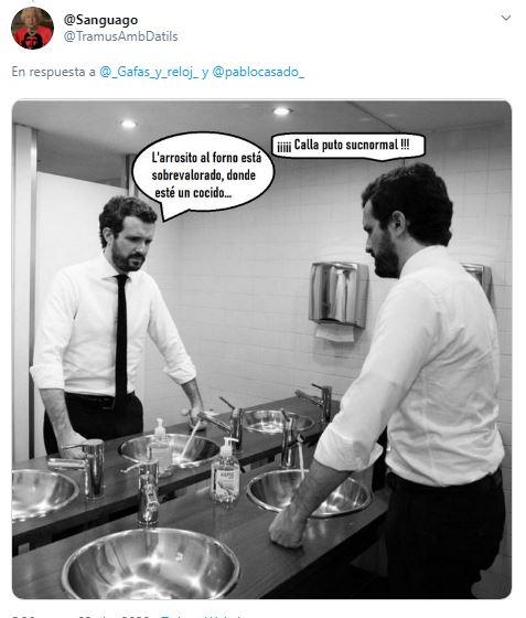 Meme de Twitter de la foto de Pablo Casado en el baño