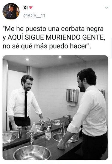 Montaje de Twitter de la foto del líder del PP, Pablo Casado, en el baño