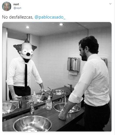 Meme de Pablo Casado en el baño con un payaso en el espejo