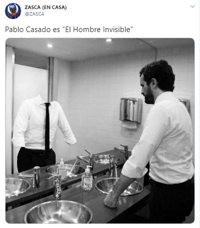 Meme de la foto de Pablo Casado en el baño sin cabeza