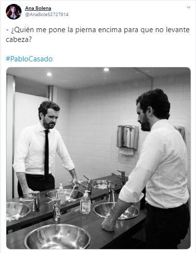 Meme de la foto de Pablo Casado en el baño