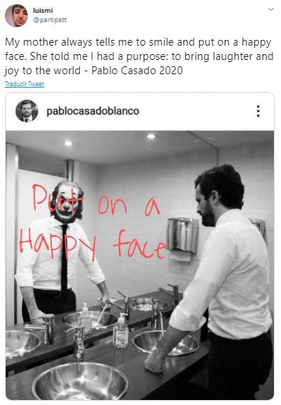 Meme de la foto de Pablo Casado en el baño con la cabeza del Joker