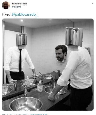 Montaje de la foto de Pablo Casado en el baño