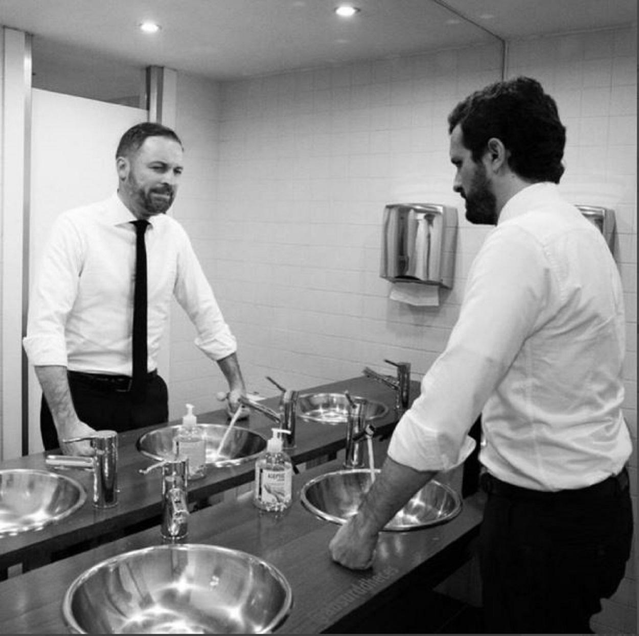 Montaje de Twitter de la foto de Pablo Casado en el baño