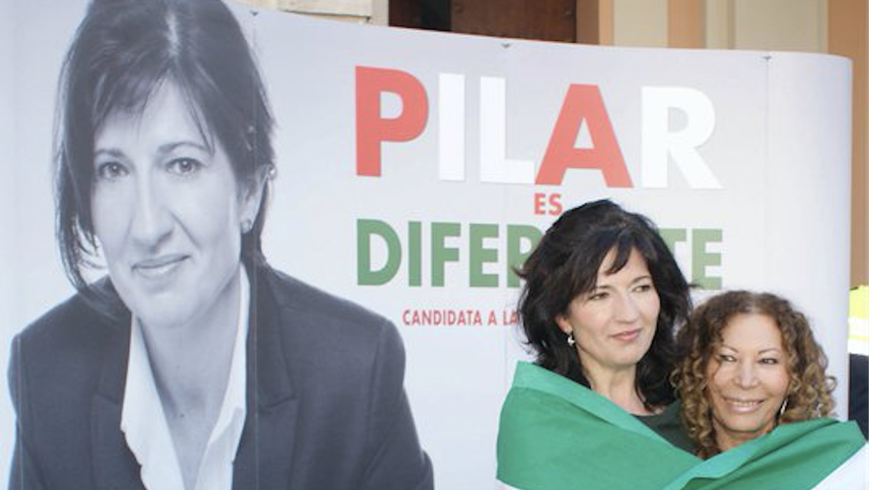 La dirigente de Izquierda Andalucista Pilar Távora (der.), junto a Pilar González, de Primavera Andaluza, integradas ambas de Adelante Andalucía. LA VOZ DEL SUR