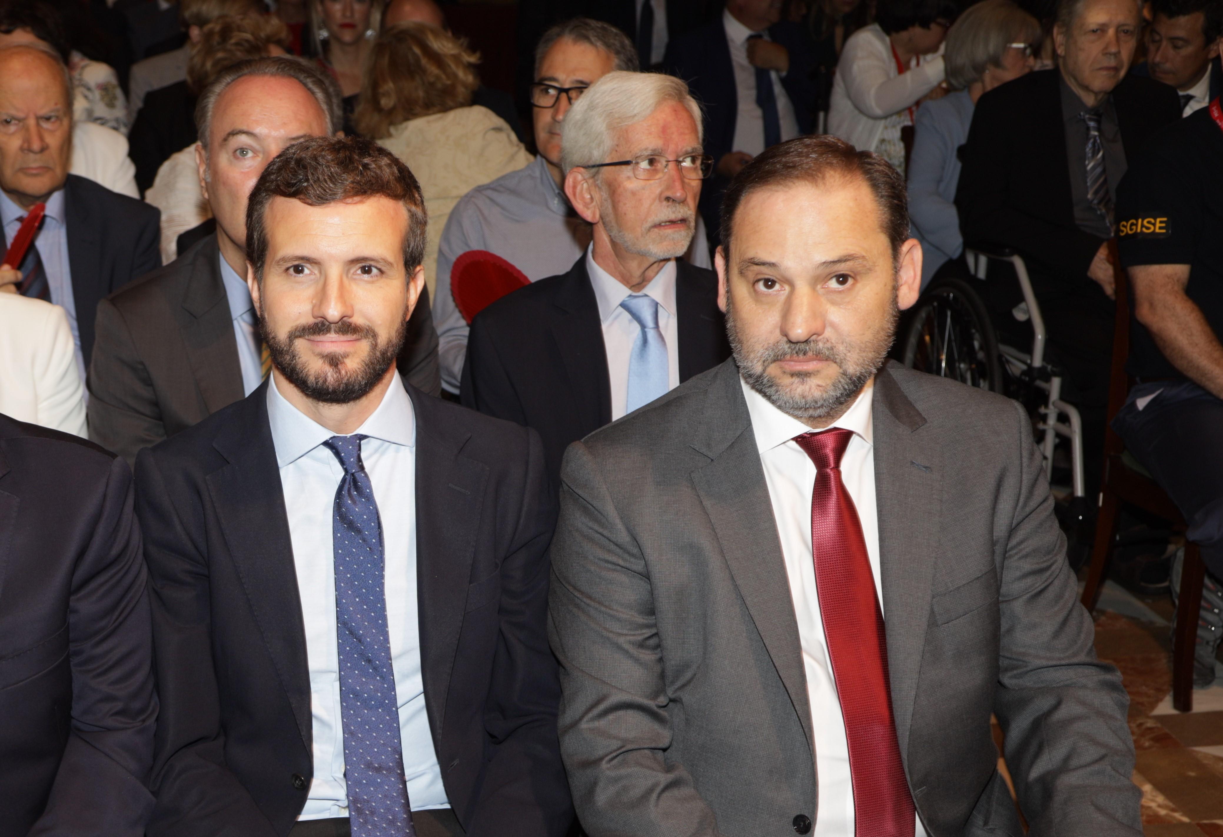 Pablo Casado y José Luis Ábalos durante el acto Institucional de Entrega de Altas Distinciones de la Generalitat Valenciana en octubre de 2019 - Europa Press