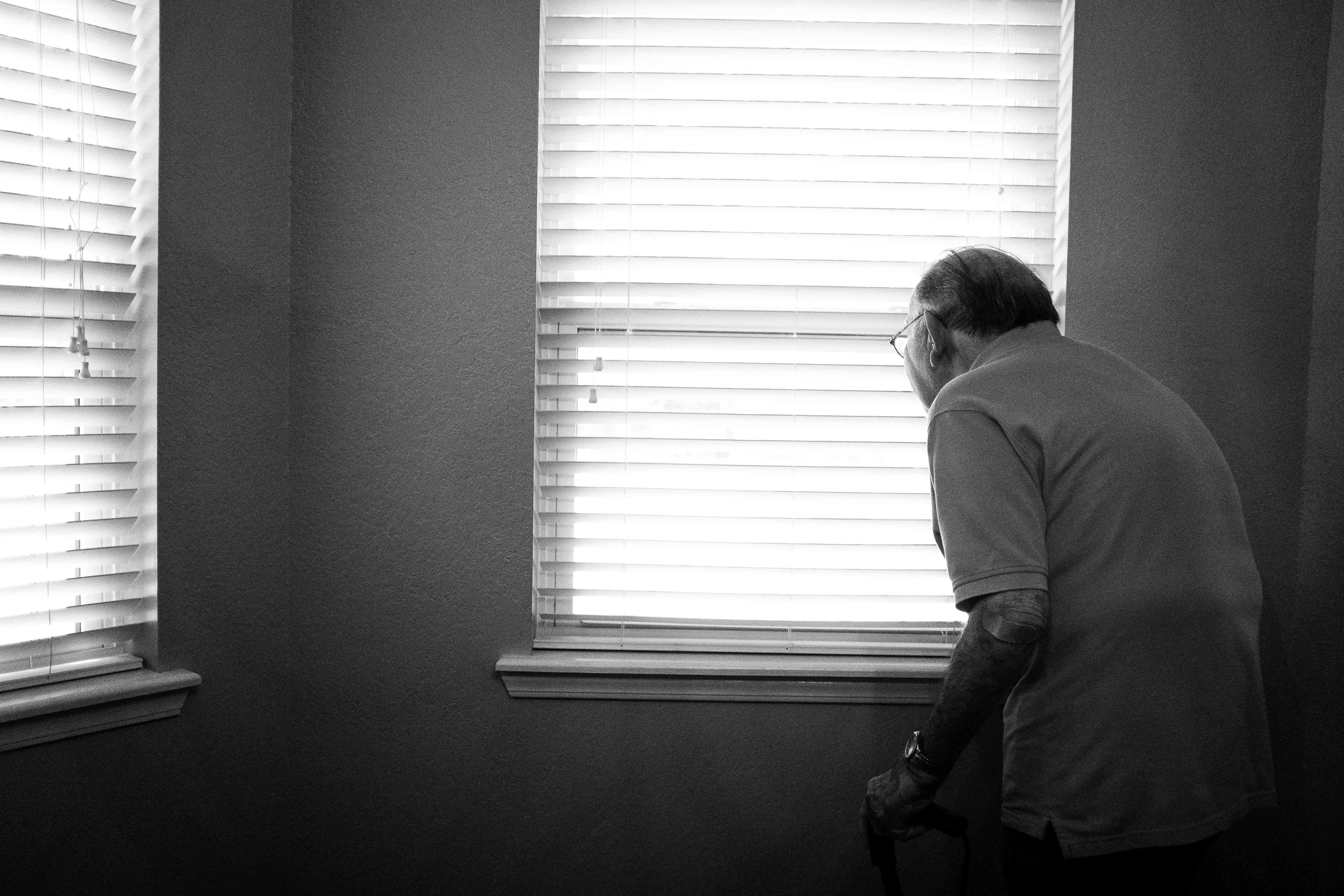 Hombre mirando por la ventana. Alex Boyd para Unsplash