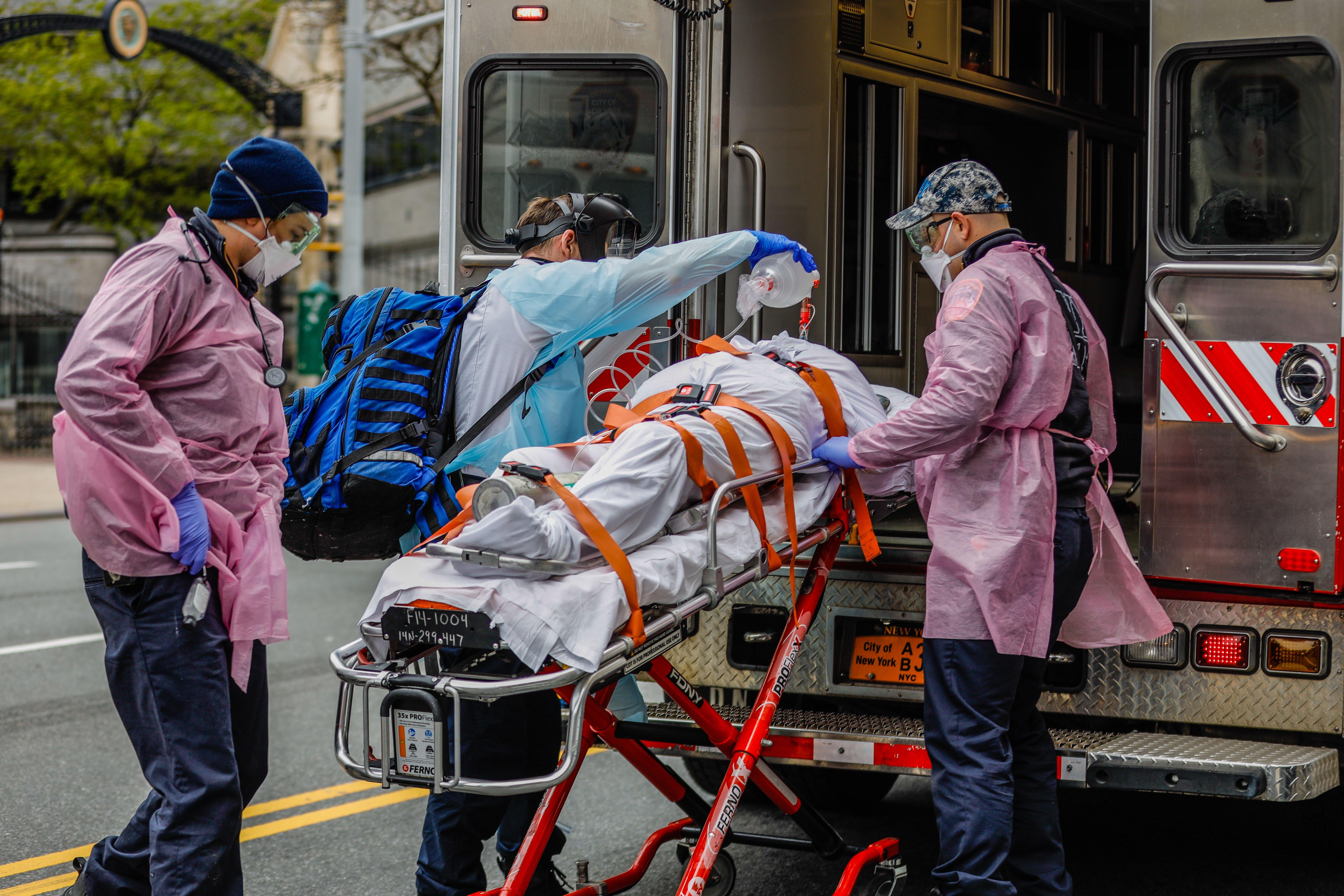 Sanitarios atienden a una persona en Estados Unidos. Fuente: Europa Press.