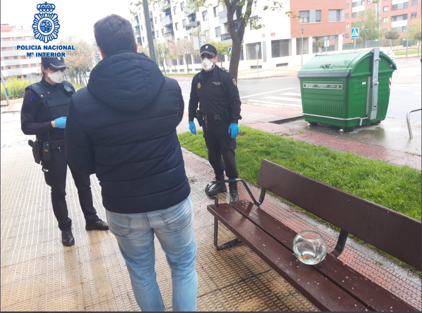 La Policía Nacional sancionando a un individuo por pasear peces y saltarse el confinamiento