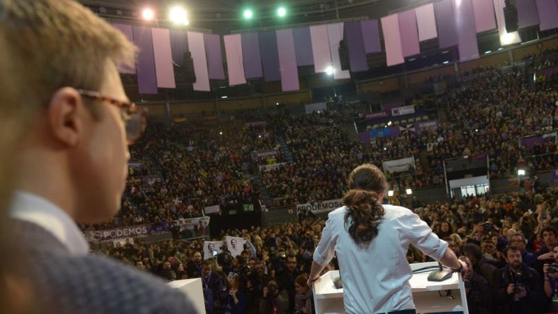 Íñigo Errejón escuchando el discurso de Pablo Iglesias en Vistalegre II