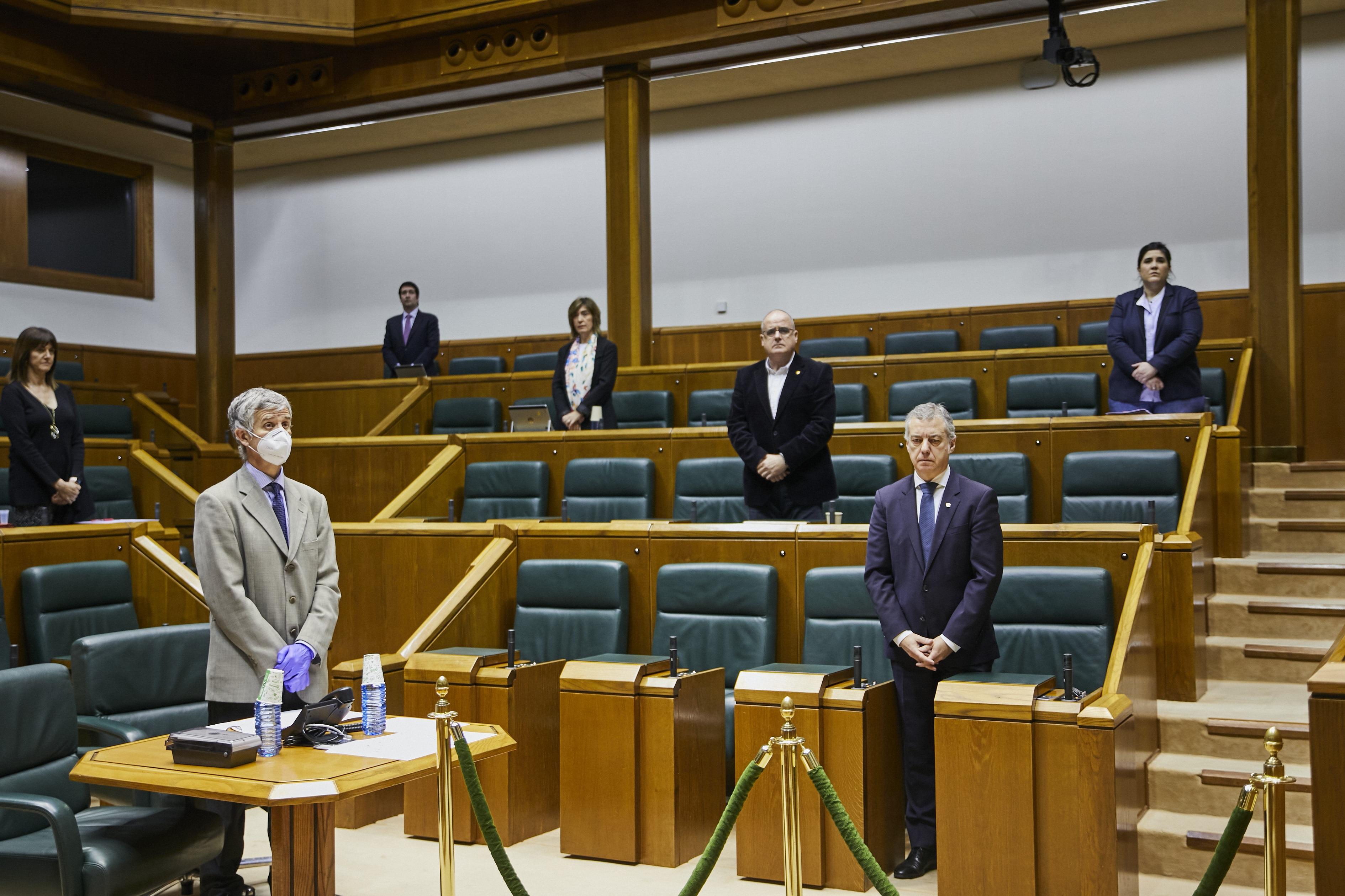 El Parlamento Vasco guarda un minuto de silencio en memoria de las víctimas de la pandemia