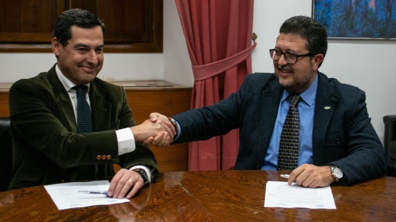 El presidente de la Junta, Juanma Moreno Bonilla (izquierda), y el líder de Vox en Andalucía, Francisco Serrano.