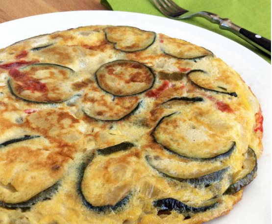 Tortilla de patatas con berenjena, queso y pimientos