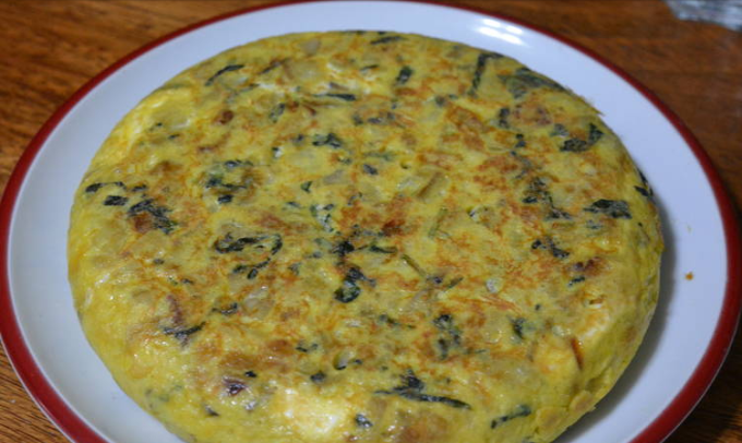 Tortilla de patatas con espinacas rellena de queso fresco