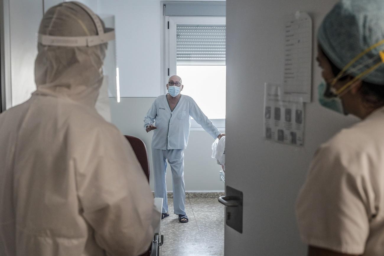 Trabajadores sanitarios entran en la habitación de un paciente negativo de Covid 19 en el Hospital Arnau de Vilanova, en Valencia. 