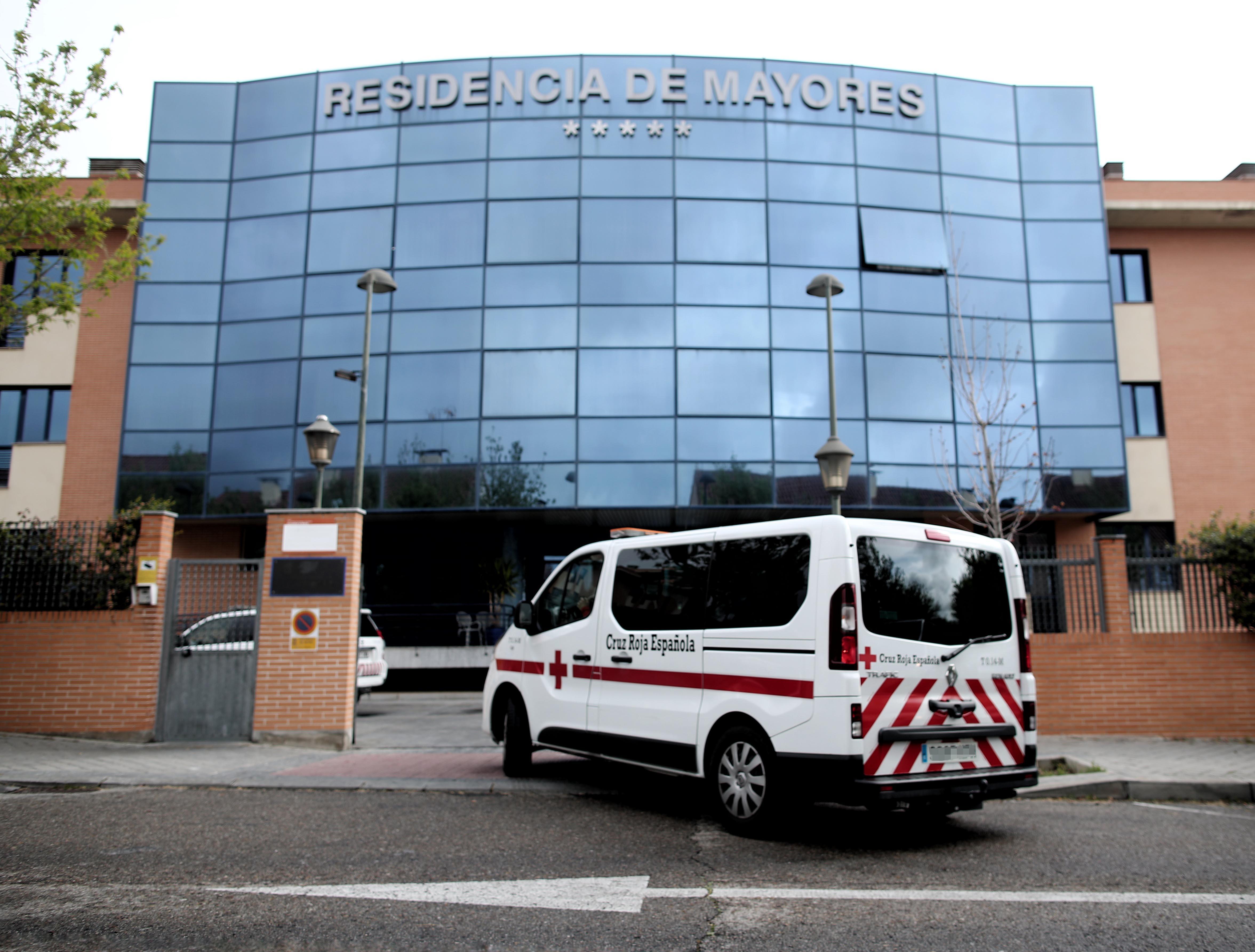 Un coche y una furgoneta de la Cruz Roja llega a la Residencia de Mayores Los Ángeles dos días después del envío de una carta de la Comunidad de Madrid 
