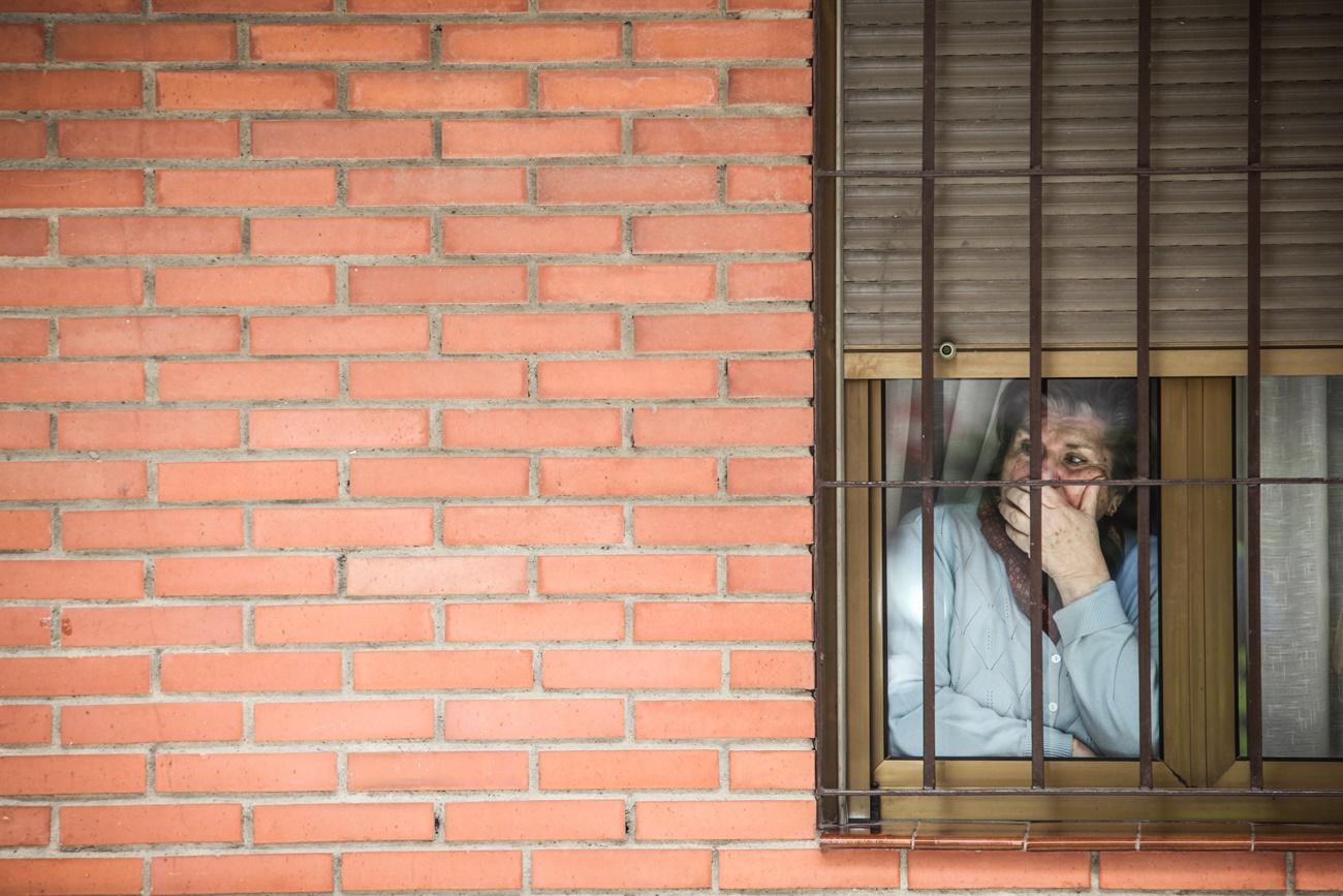 Una mujer en una ventana. 