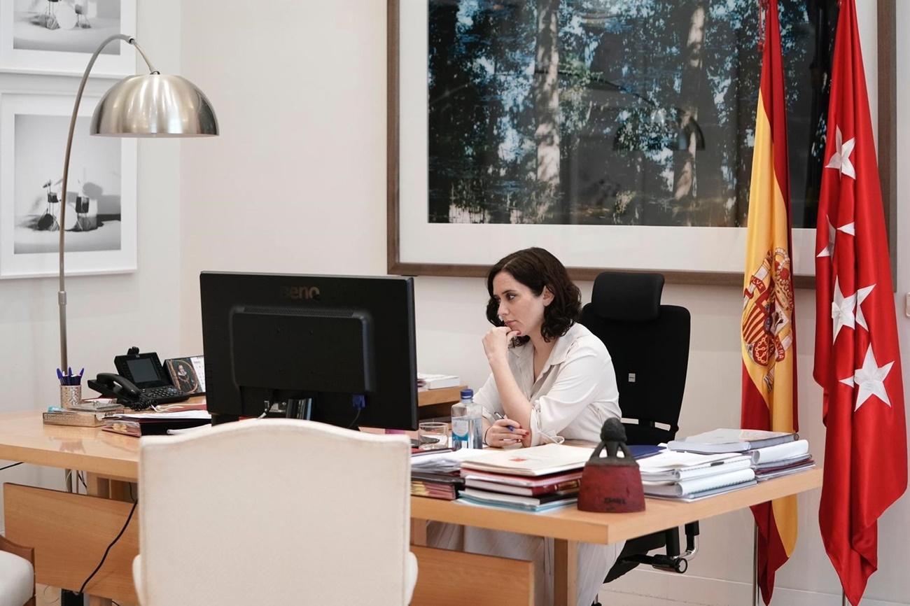 Isabel Díaz Ayuso en su despacho