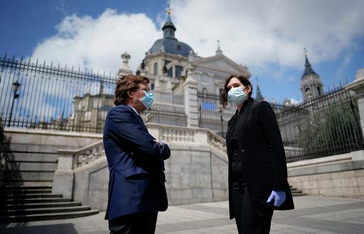 Isabel Díaz Ayuso junto al alcalde de Madrid tras dejar la conferencia de presidentes para asistir a la misa de La Almudena