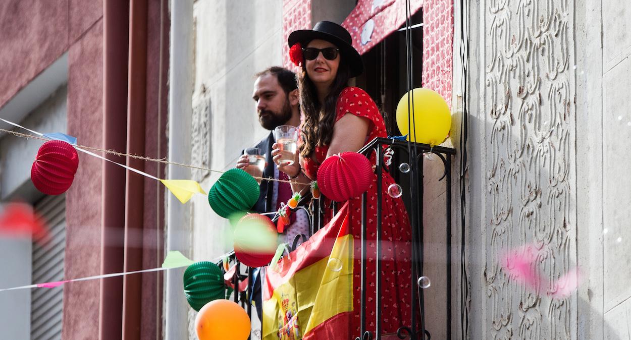 Vecinos del madrileño barrio de Chamberí, ayer celebrando la Feria de Abril. JOAQUÍN CORCHERO/EP