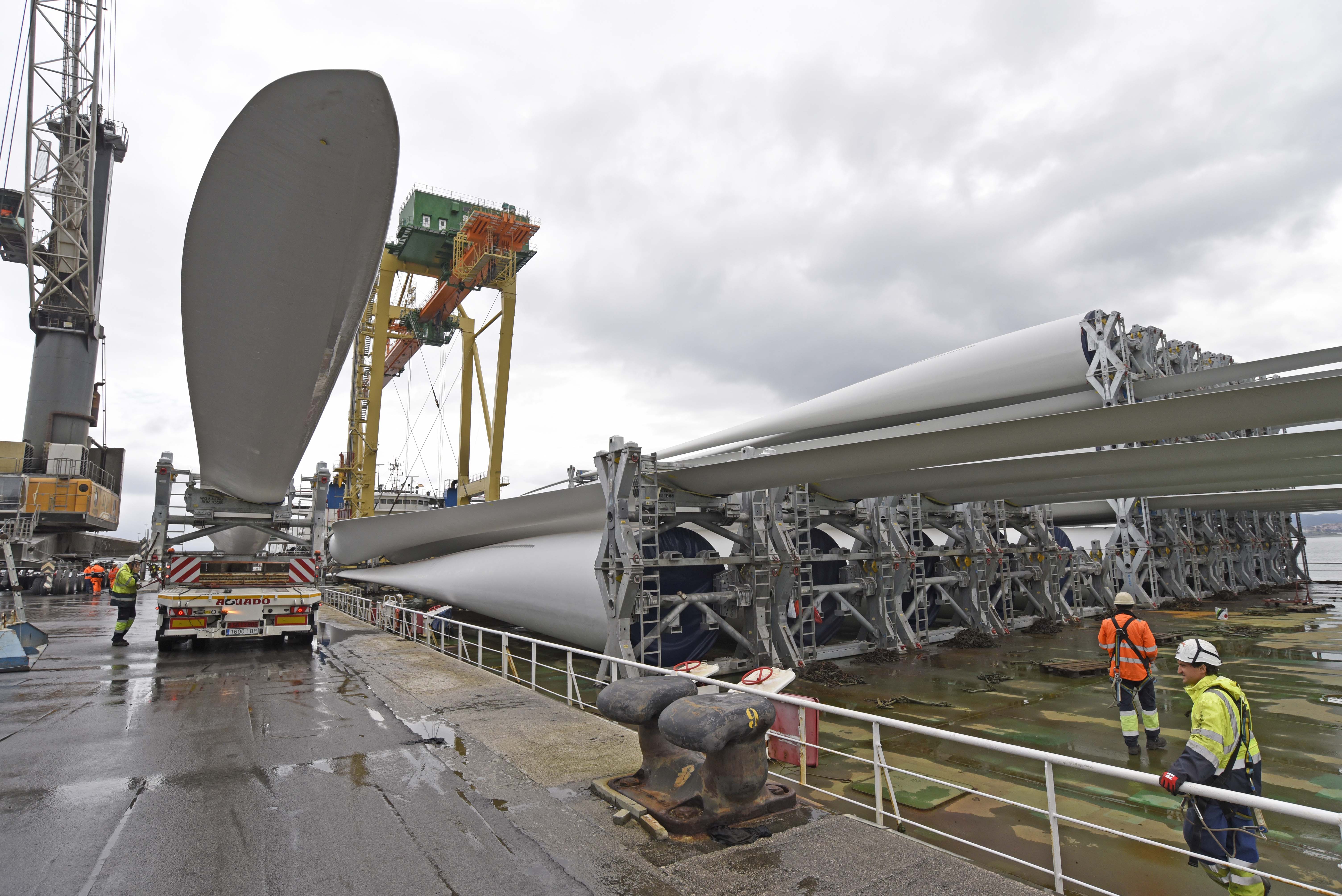 Llegada de las palas aerogeneradoras del proyecto Puylobo de Iberdrola al Puerto de Bilbao