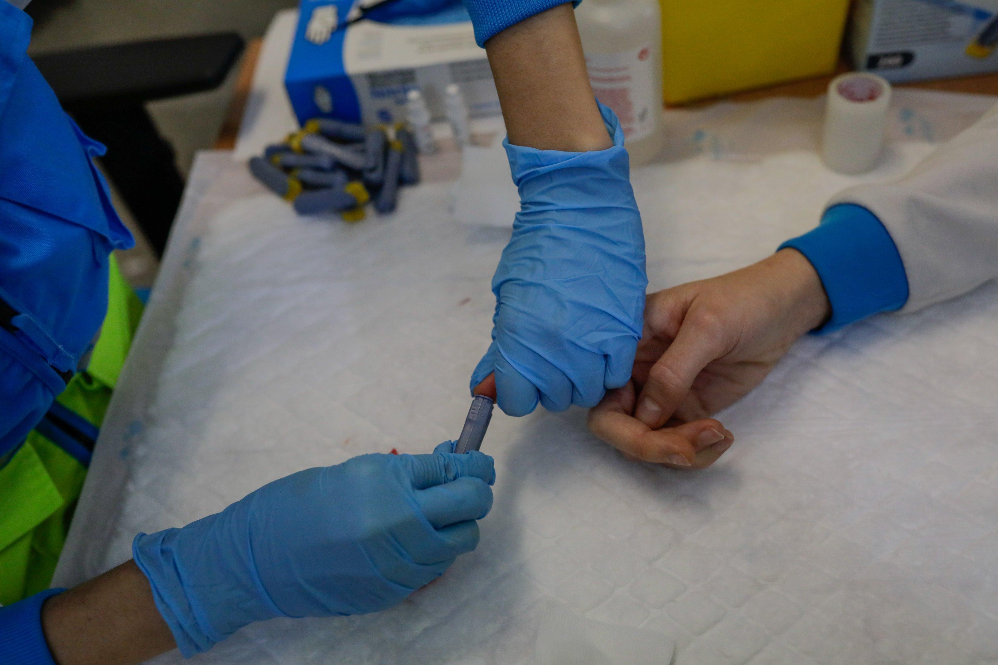 Un trabajador del SUMMA 112 realizando una prueba del coronavirus. Fuente: Europa Press.
