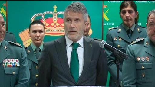 El ministro del Interior, Fernando Grande Marlaska, entre guardias civiles. Fuente: Telemadrid